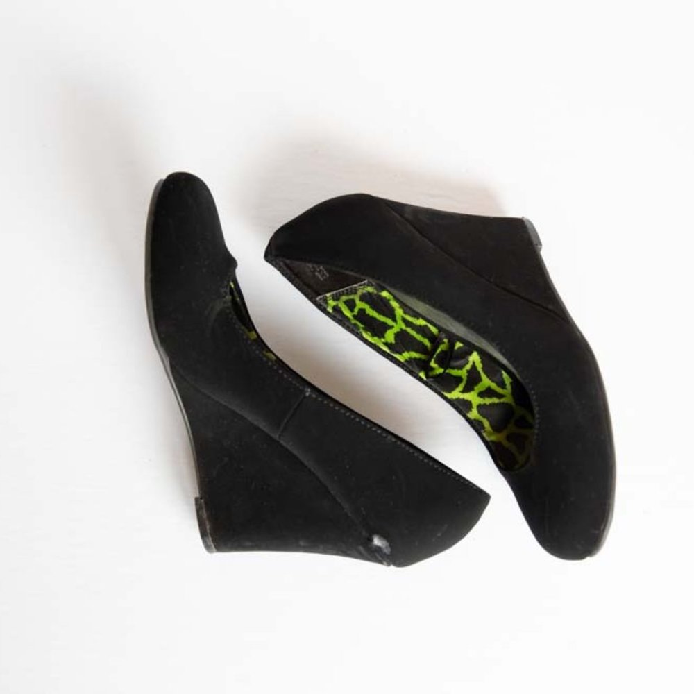 Black wedges